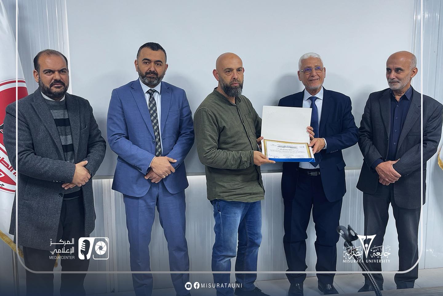 كلية الطب البشري بجامعة مصراتة تنظم اجتماعًا تحفيزيًا وتكرّم موظفيها المتميزين