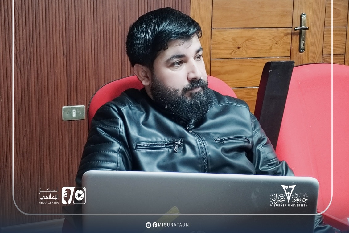 جامعة مصراتة تنظم ورشة عمل حول استخدام الذكاء الاصطناعي في استبيانات تقييم الأداء